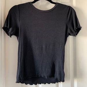 Cropped, ribbed black top